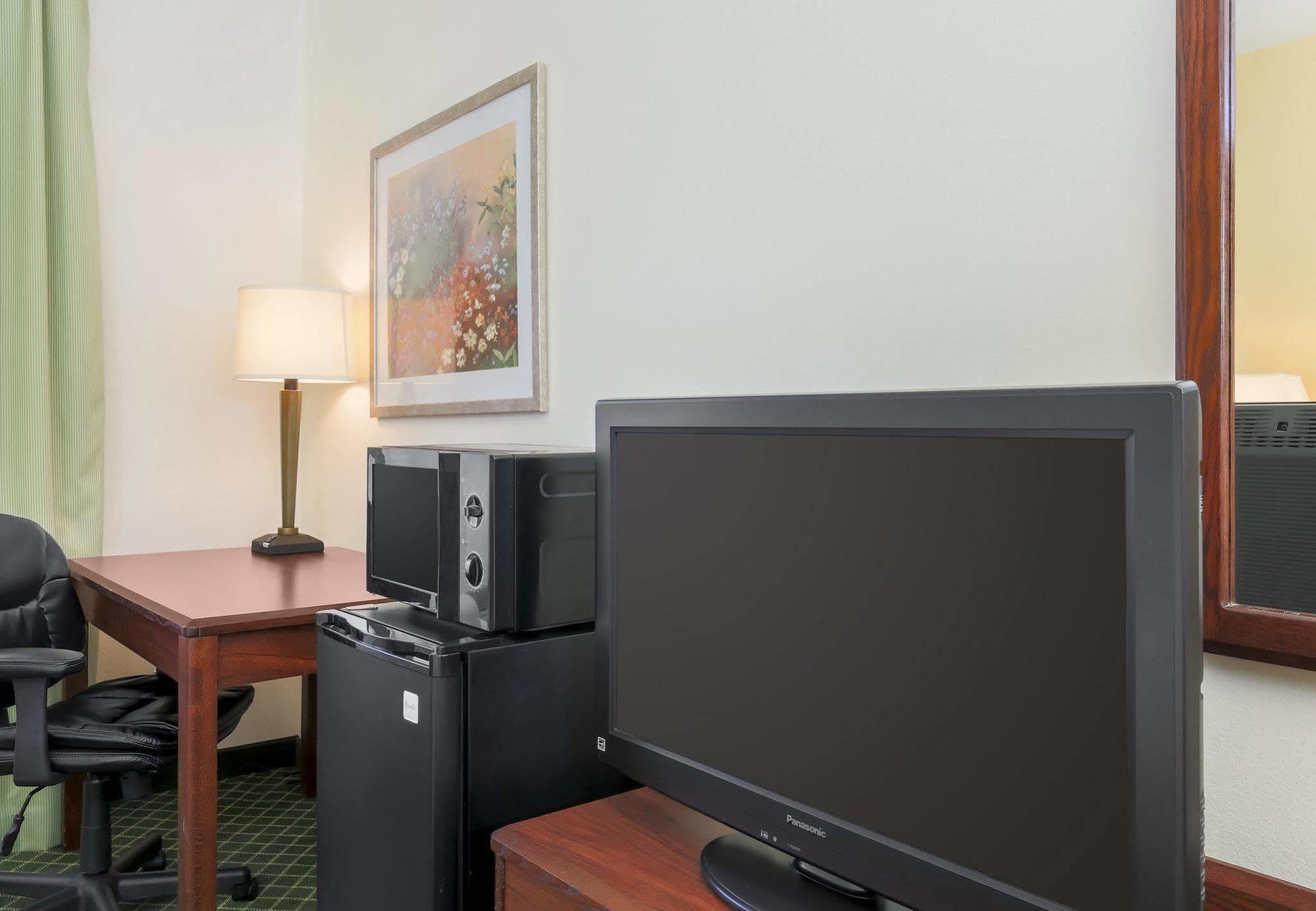 Wingate By Wyndham Uniontown Hotel Exterior foto
